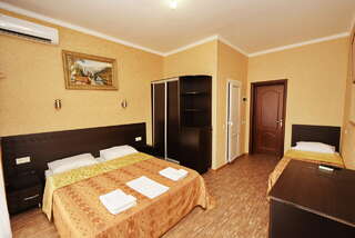 Гостиница Наталья Кабардинка Трехместный номер с балконом-1
